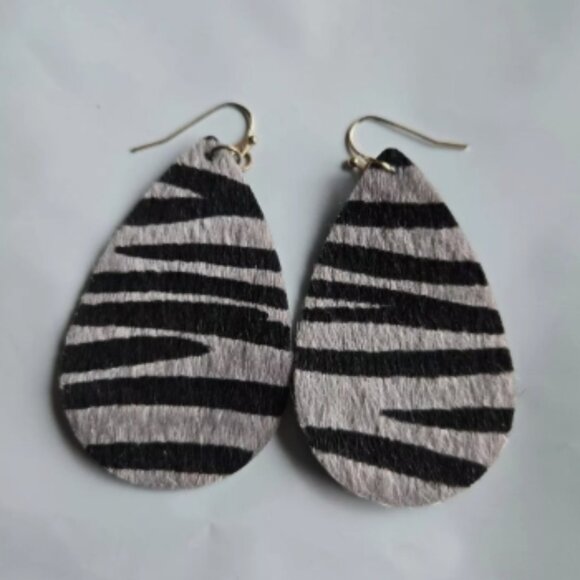 Black Zebra Striped Faux Leather Women's Dangle Lightweight Teardrop Earrings - Picture 1 of 2